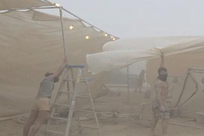 Burning Man'e kum fırtınası darbesi