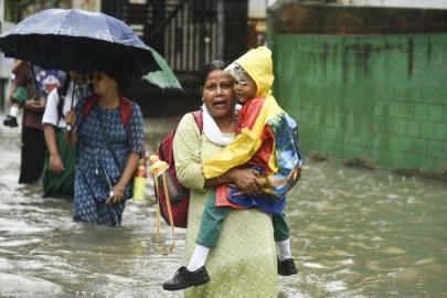 Cammu Keşmir'de şiddetli yağışların yol açtığı afetlerde 30 kişi yaşamını yitirdi