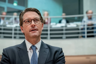 Eski Bakan Scheuer’e yalan ifade suçlamasıyla dava açıldı