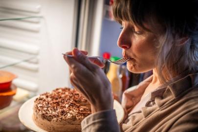 Geceleri atıştırmak neden tehlikelidir? Sağlıklı besinler bile riskli