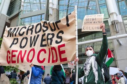Microsoft'un genel merkezinde toplanan göstericiler, şirketin İsrail ordusuyla iş birliğini protesto etti
