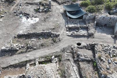Sillyon Antik Kenti'nde birçok dönemin izlerini taşıyan ana cadde ortaya çıkarıldı