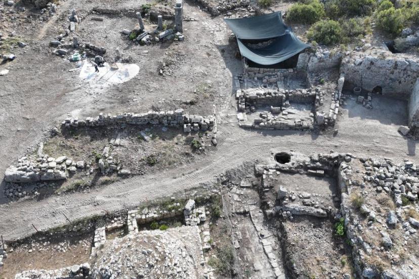 Sillyon Antik Kenti'nde birçok dönemin izlerini taşıyan ana cadde ortaya çıkarıldı