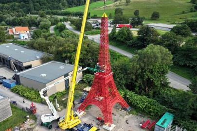 Torunuyla Eyfel Kulesi'nin kopyasını yaptı