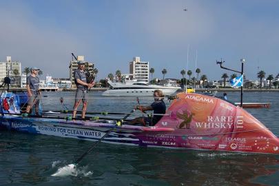 Üç kardeşin rekoru: Pasifik Okyanusu'nu kürekle geçtiler
