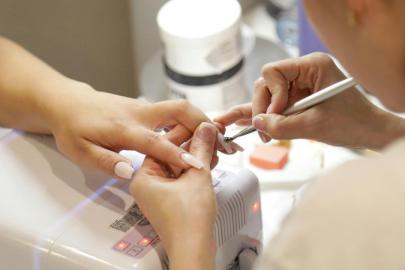 AB, Tırnak Salonlarında Jel Oje İçeriği Olan TPO Maddesini Yasakladı