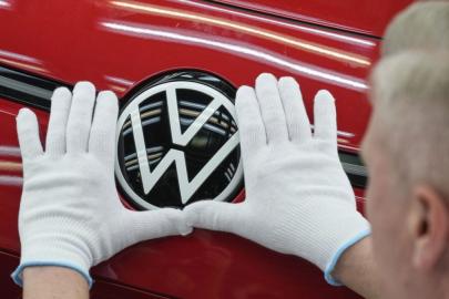 AB’de Elektrikli Araç Satışları Hızla Artıyor, Geleneksel Otomobil Pazarı Durakladı