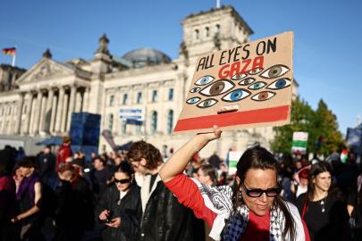 Berlin’de 50.000 kişi Gazze’deki savaşa karşı protesto düzenledi