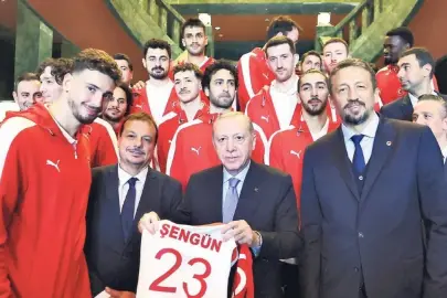 Cumhurbaşkanı Erdoğan’dan 12 Dev Adam ve Filenin Sultanları’na moral: “Ümitsiz olmak yok”