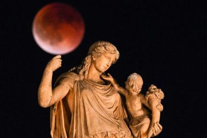 Dünya Kanlı Ay Tutulmasına Tanıklık Etti