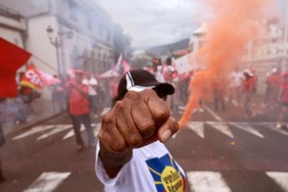 Fransa’da hayat durdu: İşçiler sokakta, jandarma alarma geçti