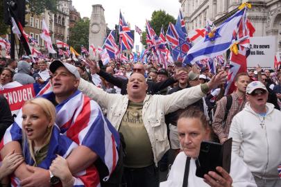 İngiltere’de aşırı sağcı miting gerilimi: Polis ve göstericiler çatıştı