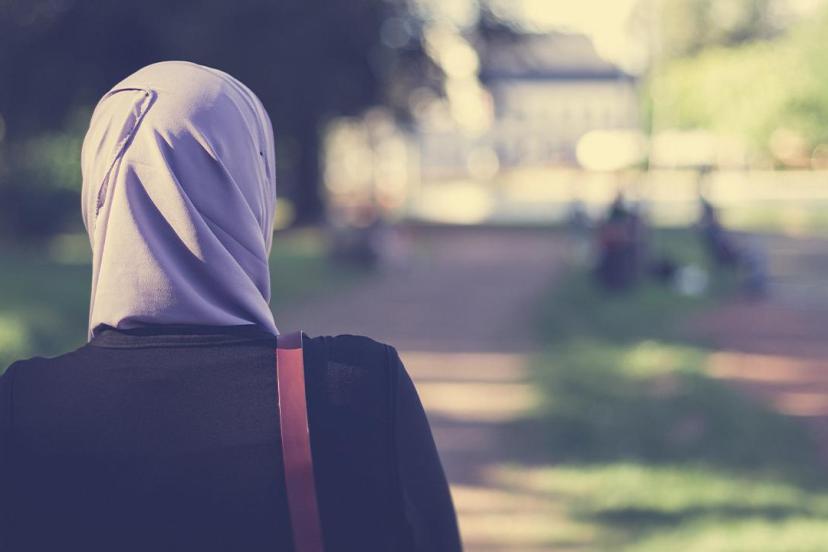 Almanya’da 81 yaşındaki kadın, kız çocuğunun başörtüsünü zorla çıkardı