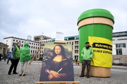 Greenpeace Aktivistleri Brandenburg Kapısı Önünde Tek Kullanımlık Bardak Atıklarına Dikkat Çekti