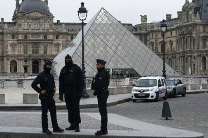 Louvre Müzesi’nde soygun! Tarihi mücevherler çalındı