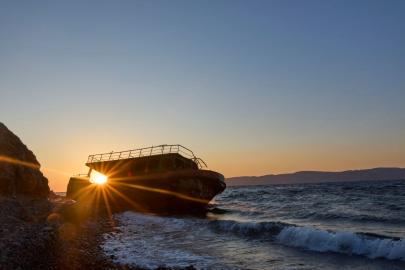 Midilli’de mülteci botu kayalıklara çarptı: 4 ölü