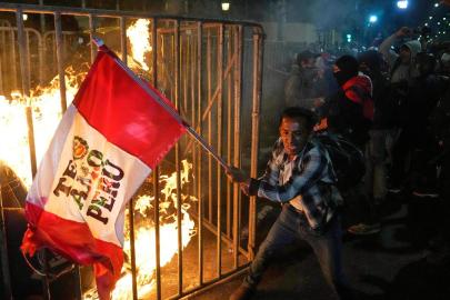 Peru’da protestolar büyüyor: Göstericiler geçici başkanın istifasını istiyor