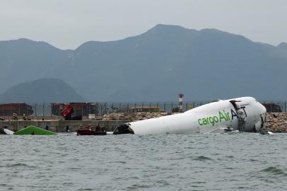 Türk şirketinin uçağı pistten çıkıp denize uçtu: İki ölü