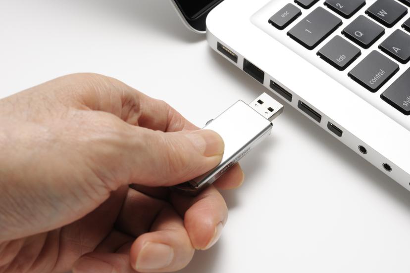 Alman Meclisi'nde Şüpheli USB Alarmı: Milletvekillerine Gönderilen Belleklere Dikkat