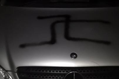 Almanya’da otomobillere ve binaların cephelerine “kanla gamalı haç” çizildi