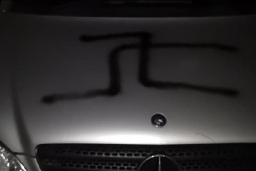 Almanya’da otomobillere ve binaların cephelerine “kanla gamalı haç” çizildi