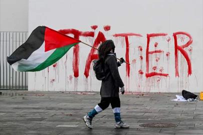 Berlin’de Filistin Destekçilerinden Kırmızı Boyalı Protesto