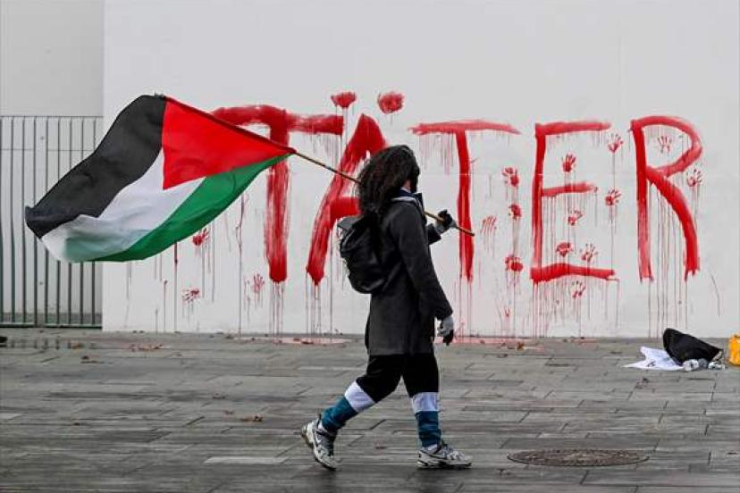 Berlin’de Filistin Destekçilerinden Kırmızı Boyalı Protesto