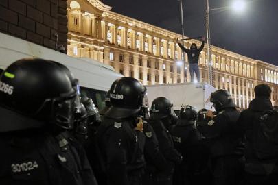 Bulgaristan'da tartışmalı yeni bütçe planına ilişkin son parlamento oylaması öncesinde binlerce kişi protesto gösterisi düzenledi