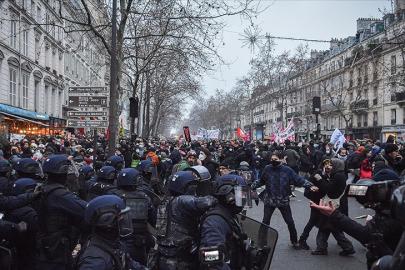Fransa’da tartışmalı emeklilik reformu 2028’e kadar askıya alındı