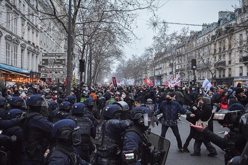 Fransa’da tartışmalı emeklilik reformu 2028’e kadar askıya alındı