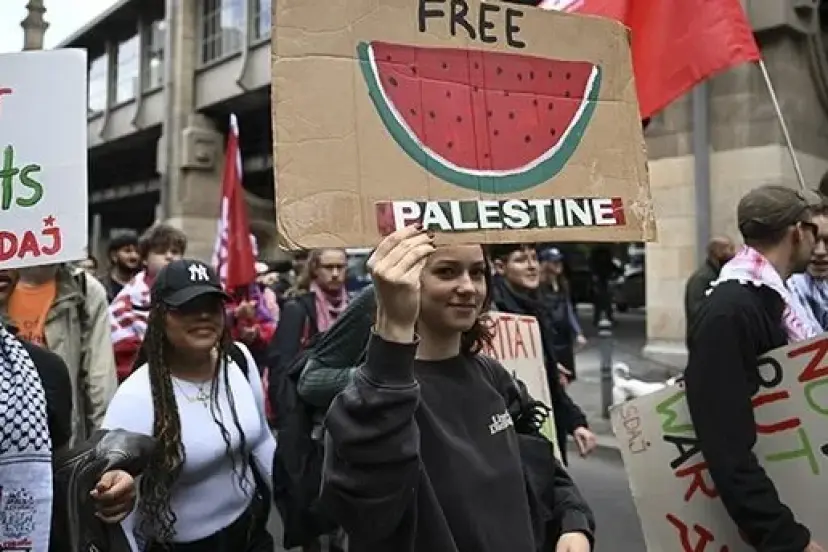 Hamburg’da Aktivistler İsrail’e Silah Satışını Protesto Etti