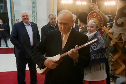 Putin, Kırgızistan'da Lukaşenko ile resmi ziyarette komuz çaldı