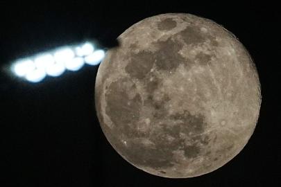 Aralıktaki süper Ay, 2025'in son gök olayında gökyüzünü aydınlatıyor