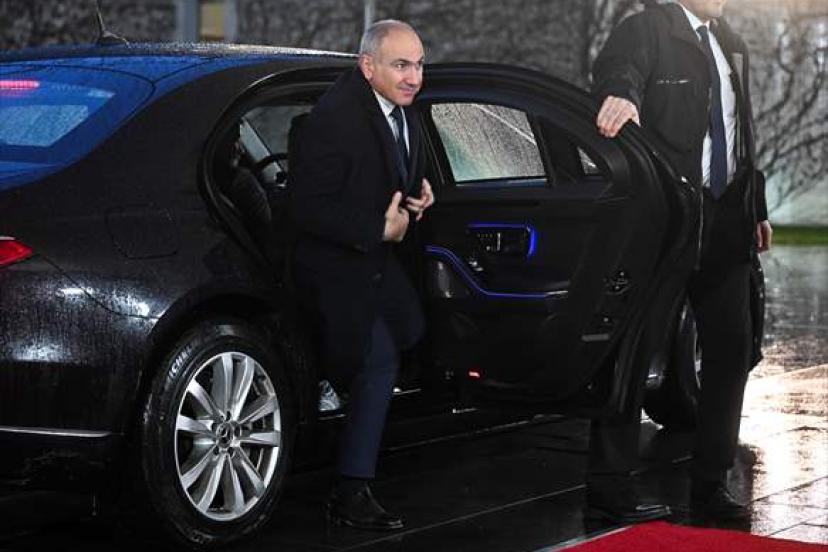 Ermenistan Başbakanı Paşinyan, Almanya’da Merz ile Görüştü