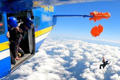 Havada mucize kurtuluş: Paraşütü uçağın kuyruğuna takıldı, 4 bin metrede asılı kaldı