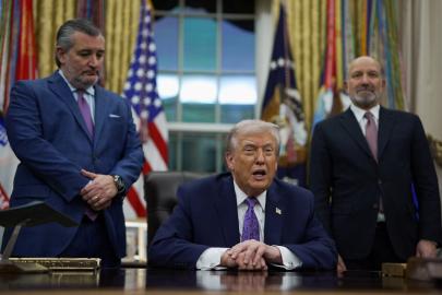 Trump Venezuela'yı yine tehdit etti. "Karadan saldırı yakında"