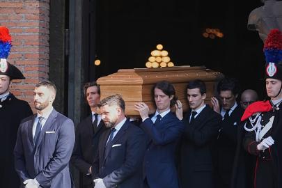 Moda dünyasının ‘son imparatoru’ Valentino’ya Roma’daki cenazesinde yıldızlar ve hayranlarından veda