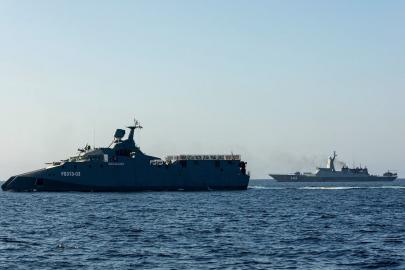 İran, ABD ile masaya oturmadan Hürmüz Boğazı'nda askeri tatbikat yaptı, önceden belirlenmiş hedefleri vurdu