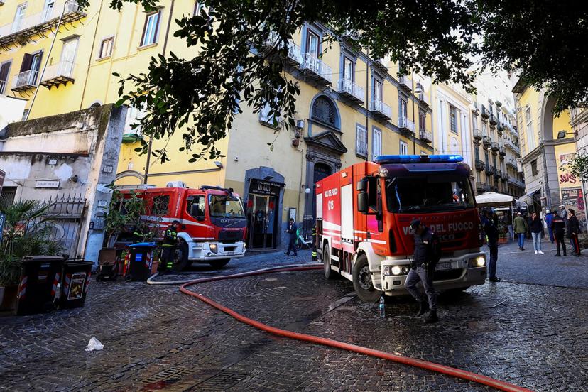 İtalya'nın tarihi Sannazaro Tiyatrosu'nda yangın. Tamamen zarar gördü