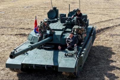 Kim Jong Un ve kızı tank kullandı