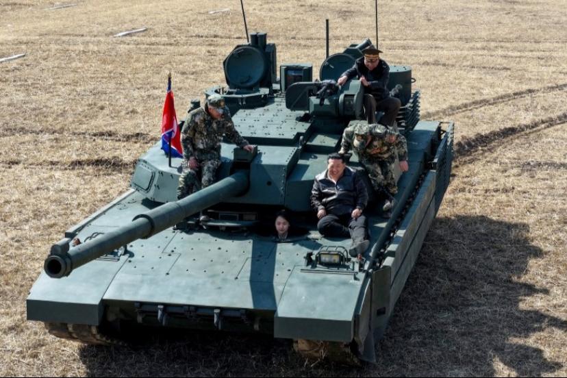 Kim Jong Un ve kızı tank kullandı