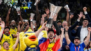 EuroLeague Şampiyonluğu Binlerce Taraftarla Kutlanırken Jasikevicius Net Konuştu: “Fenerbahçe Parçam”